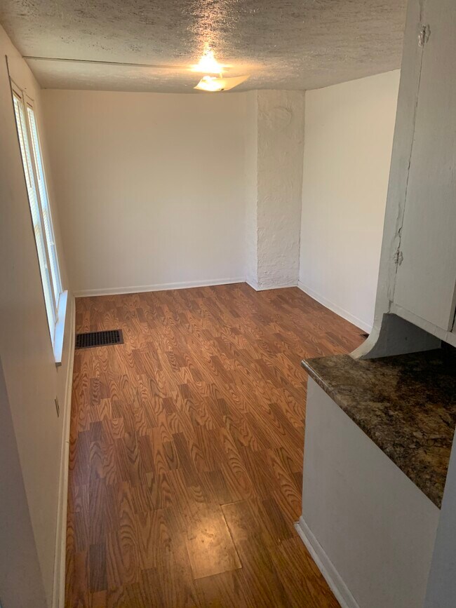 dining area - 1217 High St