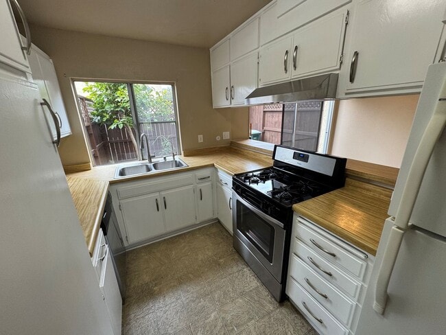 Building Photo - Todd Ranch Townhome- Overlooking The Community Pool!