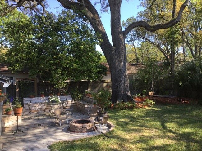 2/1 Murray Hill home in great location with lovely backyard - 3153 Fairwood Lane West