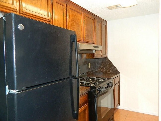 Building Photo - Nice 2/2 duplex in Moore Schools.