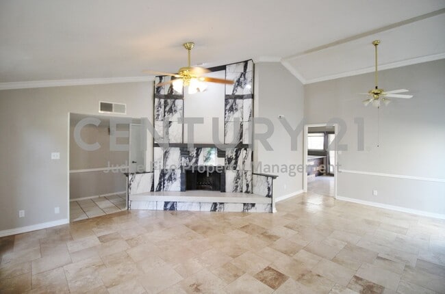 Building Photo - Recently Updated 3/2 with Sparkling In-Gro...