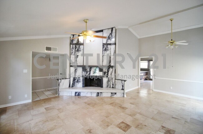 Foto del edificio - Recently Updated 3/2 with Sparkling In-Gro...