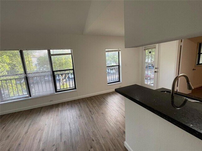 Foto del edificio - 8739 NW 39th St