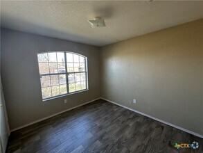 Building Photo - 3606 Lakecrest Dr