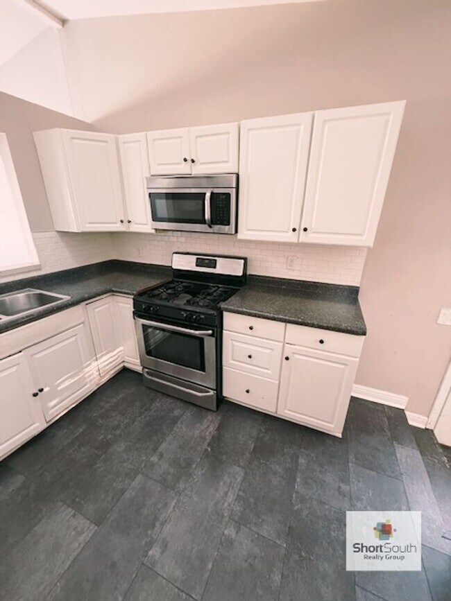 Foto del edificio - Lansing 4 bed 2 bath single family home with fenced in back yard.