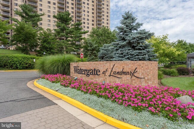 Foto del edificio - 309 Yoakum Pkwy