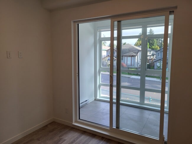Enclosed balcony - 13969 96 Av
