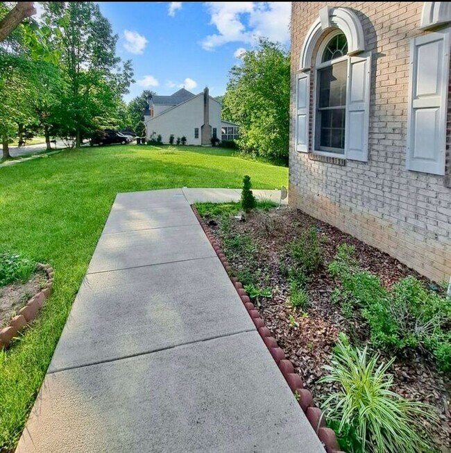 Foto del edificio - Amazing 5 BR/3.5 BA Single-Family Home in ...