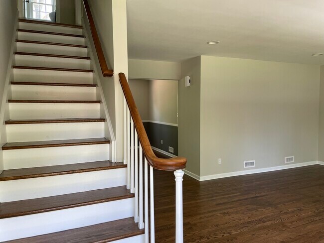 Building Photo - 91 Haring Dr