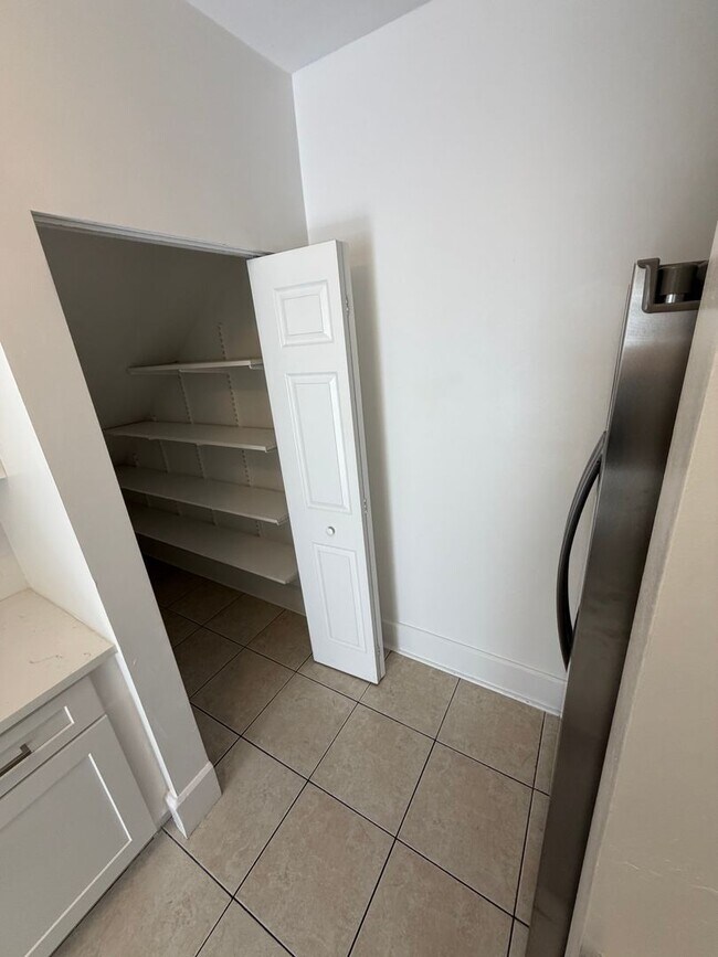 Building Photo - Modern Downtown Living — Steps from Everything St. Pete Has to Offer!