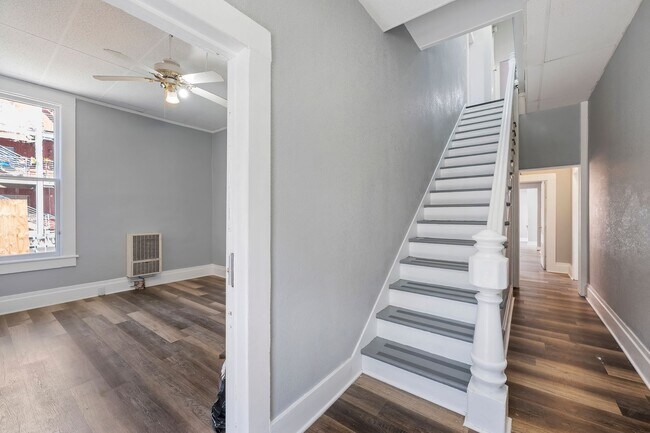 Foto del edificio - Modern 10-Room Downtown Gem – Ideal for Flexible Housing Use!