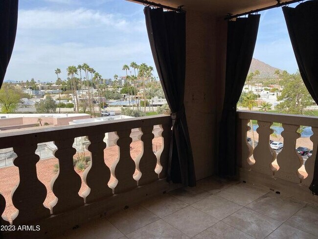 Foto del edificio - 7820 E Camelback Rd