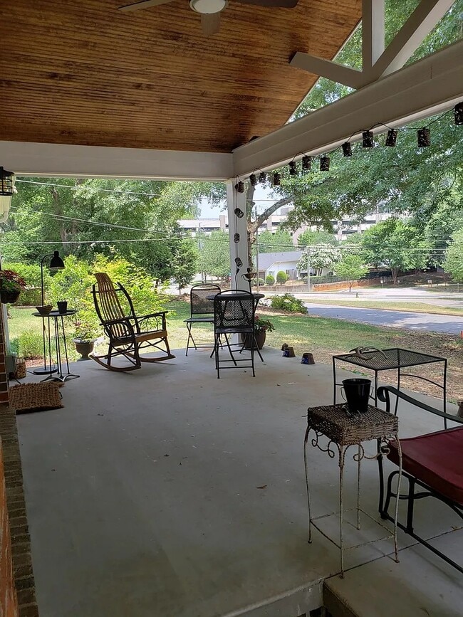 Vista desde el porche hacia el Hospital Piedmont - 230 Pine Needle Rd