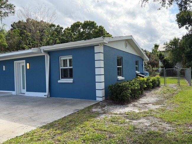 Building Photo - 1835 42nd Ave