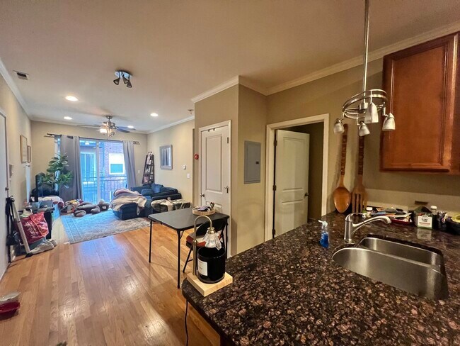 Foto del edificio - 3709 N Kenneth Ave