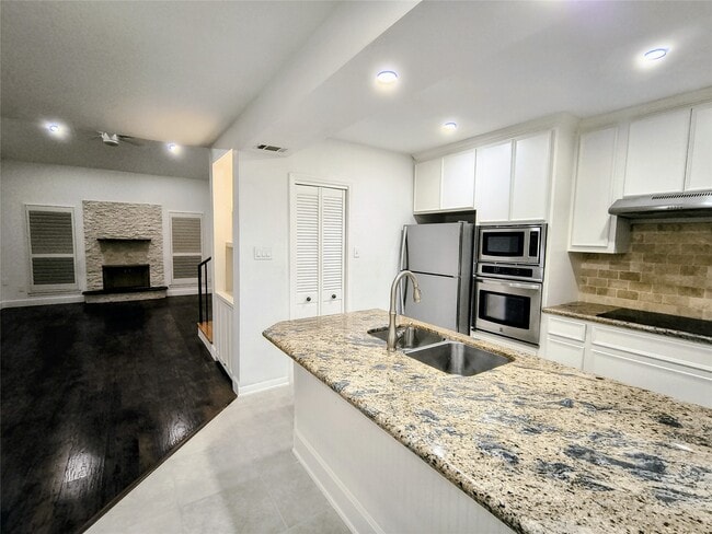 Building Photo - 902 Memorial Village Dr