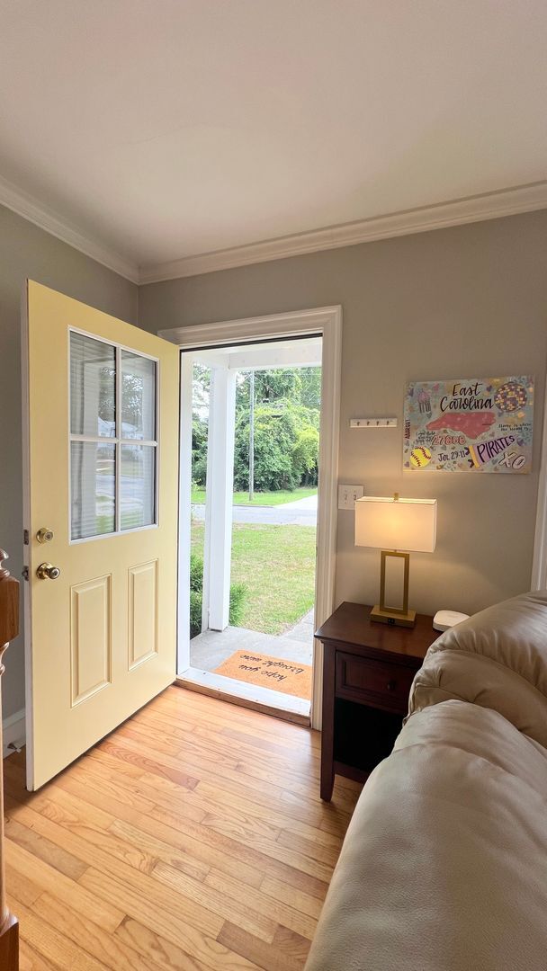 Foto del edificio - Fenced in 4 bedroom home for 4 or 3 people!