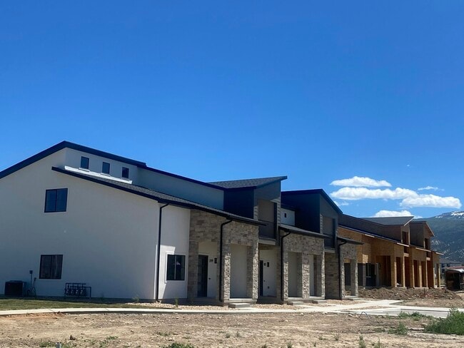 Building Photo - 475 175