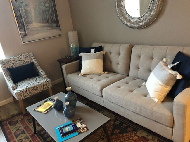 Foto del edificio - 3 br, 2.5 bath House - 825 Bronze Lane