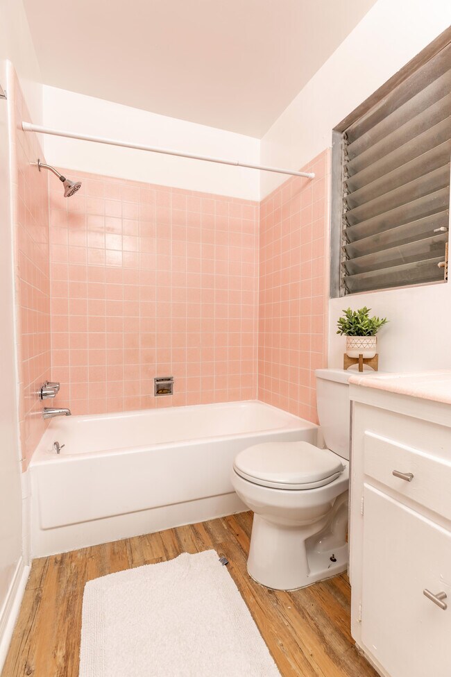 n.º 14 - Cuarto de baño con azulejos de estilo antiguo - 2849 Waverly Dr