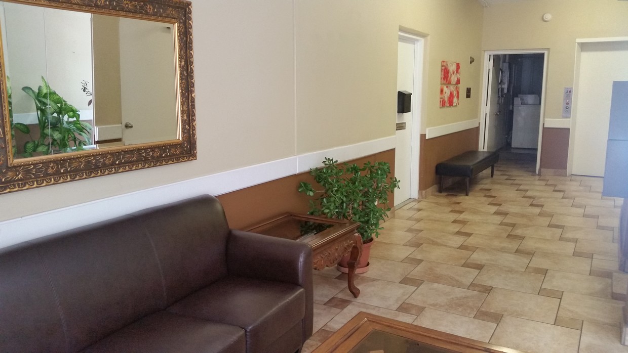 Lobby - 1525 N Kenmore Ave