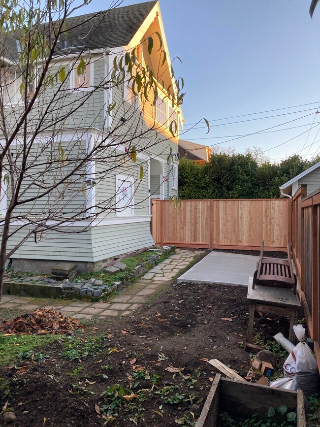 Building Photo - 5735 NE Rodney Ave