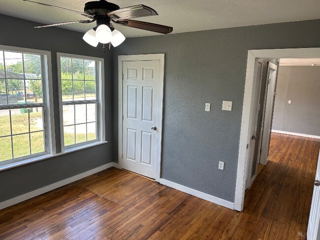 Building Photo - 311 Glamis Ave