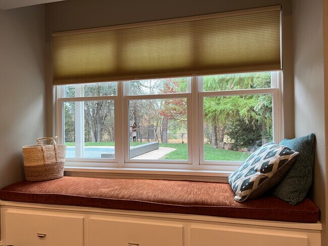 Window Seat - 11420 Wales Dr