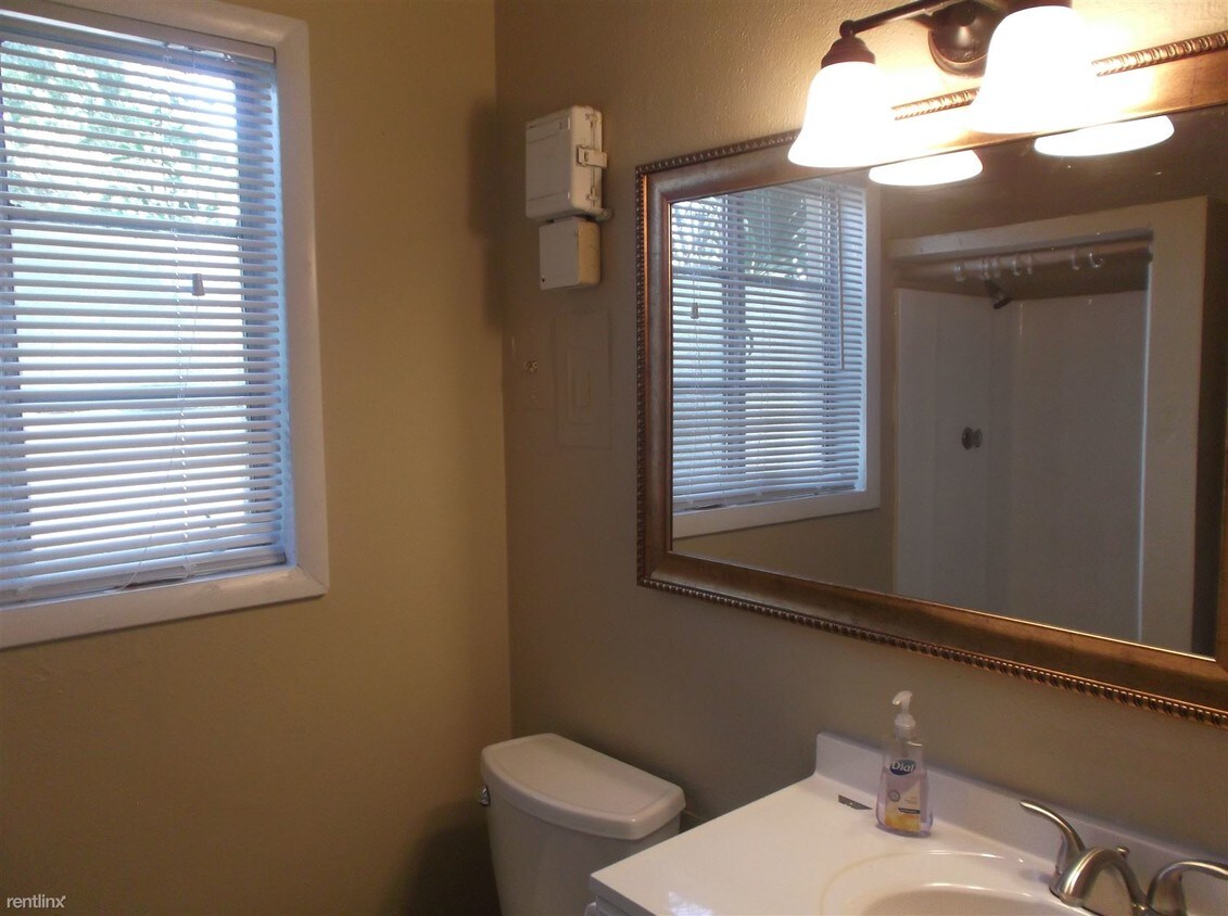 Building Photo - 407 1st Ave NE