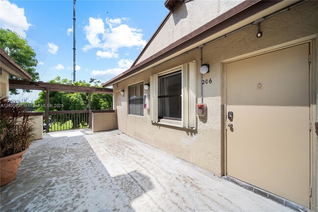 Foto del edificio - 485 NW 210th St