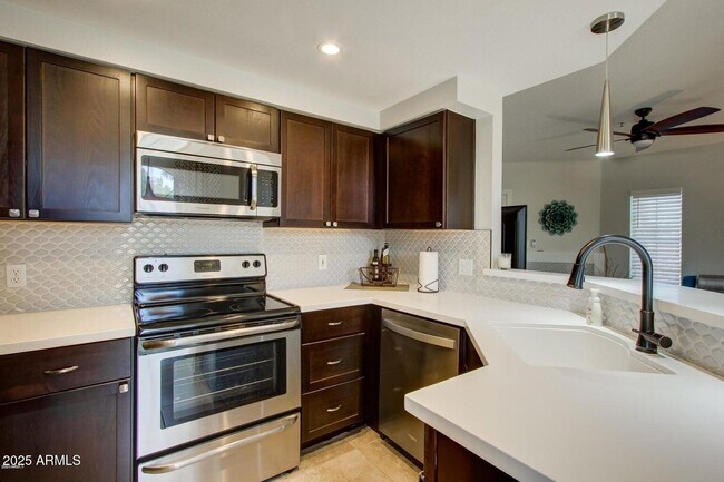 Foto del edificio - 9450 E Becker Ln