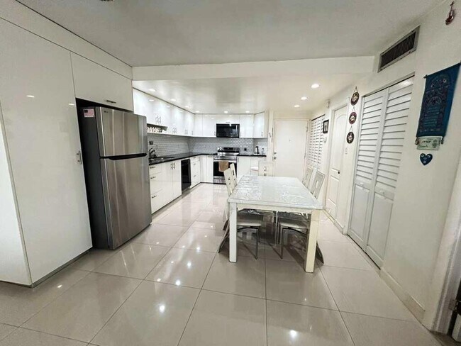 Foto del edificio - 1351 NE Miami Gardens Dr