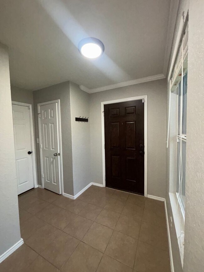 Building Photo - Silver Oaks