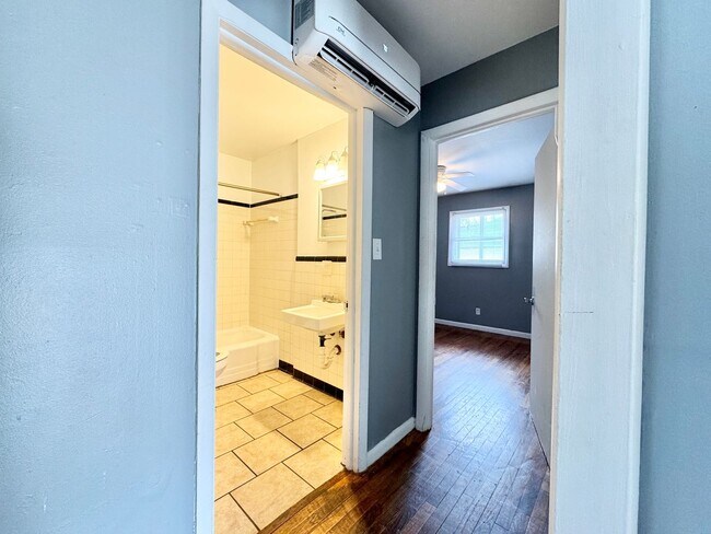 Building Photo - Adorable 2 Bedroom Convenient to UNCG & Downtown Greensboro