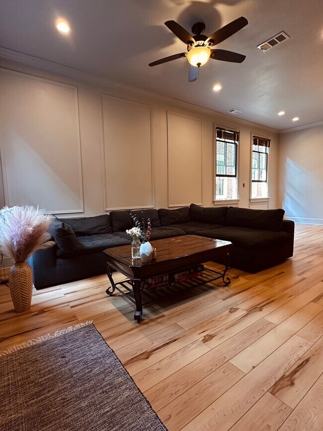 Living room - 450 Railroad Ave