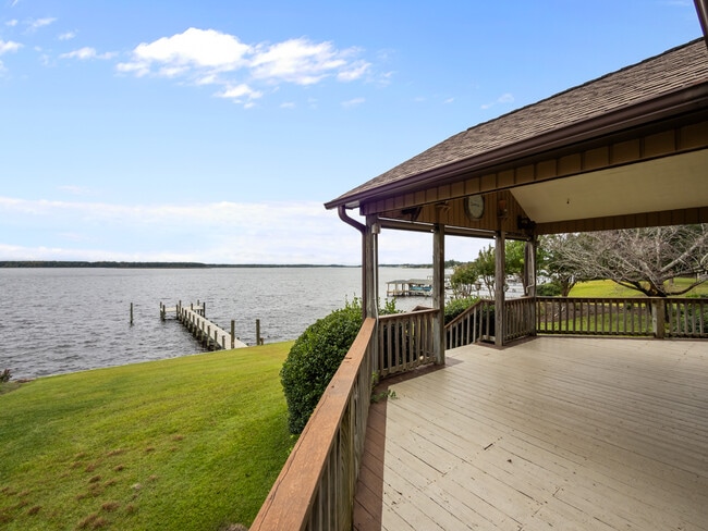 Building Photo - 138 White Oak Bluff Rd