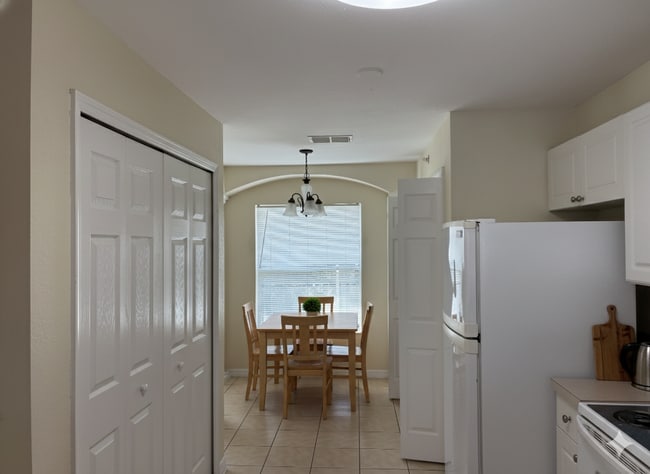 Building Photo - Gated Community Gem: Turnkey 2/2 in Emerald Lake First Month Free