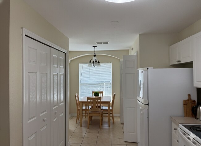 Foto del edificio - Gated Community Gem: Turnkey 2/2 in Emerald Lake First Month Free