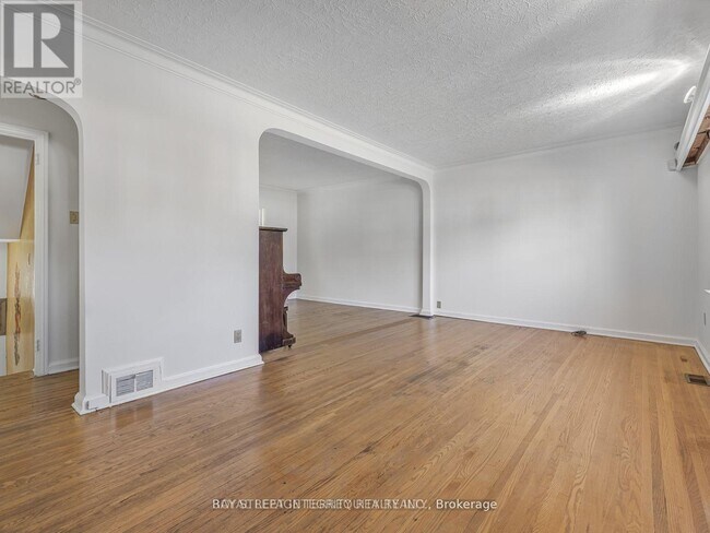 Photo du bâtiment - 7 Devondale Ave