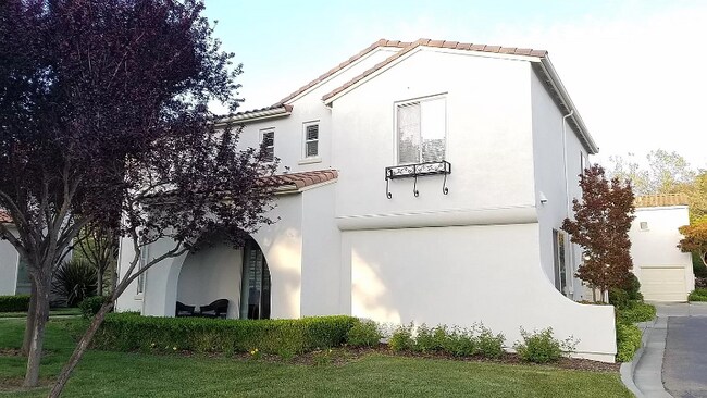Building Photo - 3204 Amaryllis Cir