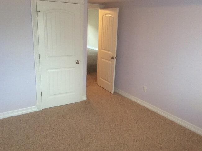 Building Photo - 5 BEDROOM, 4 BATHROOM TOWNHOUSE WITH 2 CAR...