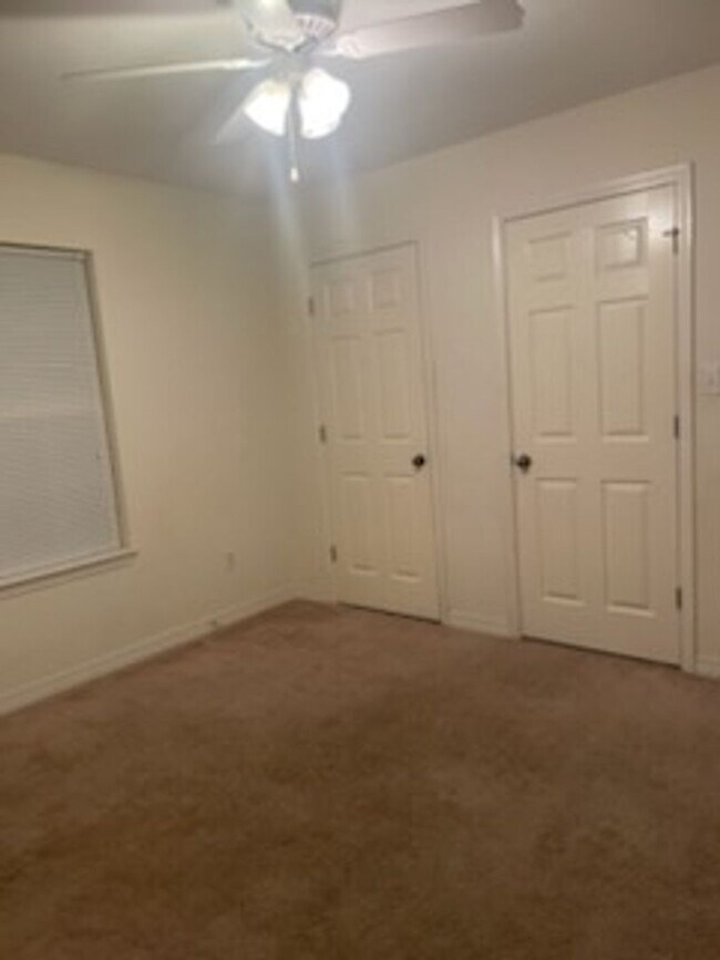 Foto del edificio - 15135 Deer Creek Dr