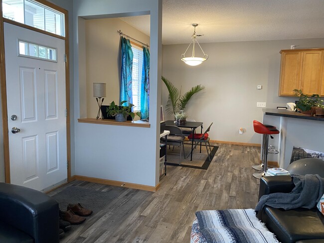 Foto del edificio - 17171 Polk Cir NW