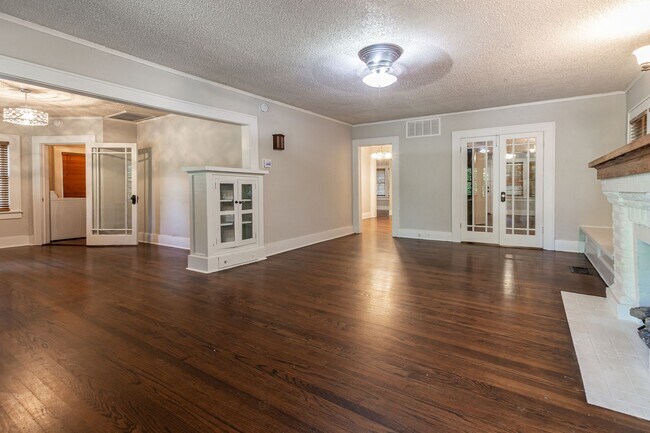 Foto del edificio - Historic Craftsman Charm: 3-Bedroom Home w...