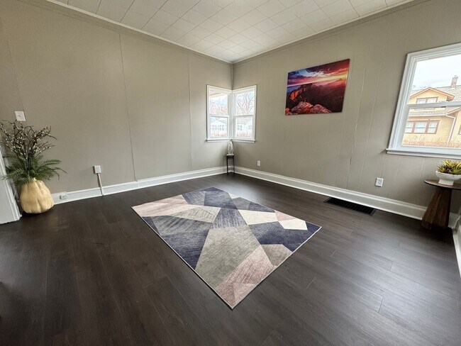 Building Photo - 3 bedroom 1 bedroom home for rent