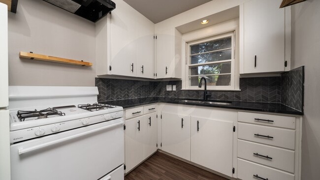 Building Photo - Charming cottage in downtown Colorado Springs