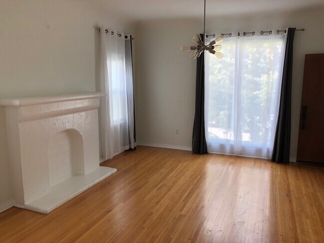 Living Room - 722 S Dunsmuir Ave