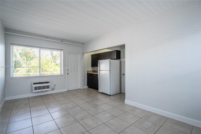 Foto del edificio - 8315 Byron Ave