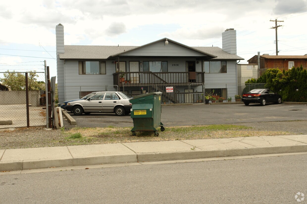 Foto del edificio - 2908 E Providence Ave