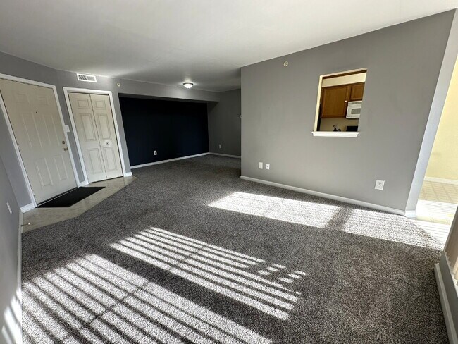 Foto del edificio - COMING SOON! Top Floor Condo in Hampstead